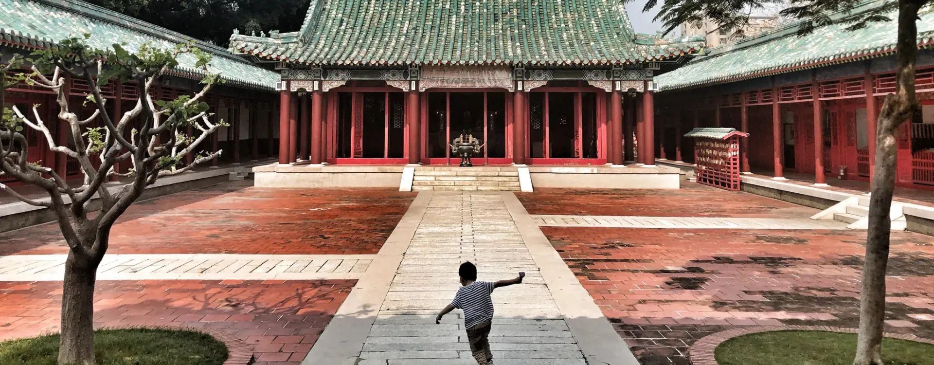 Child playing with Chinese temple in the background, Luxury family holidays to China