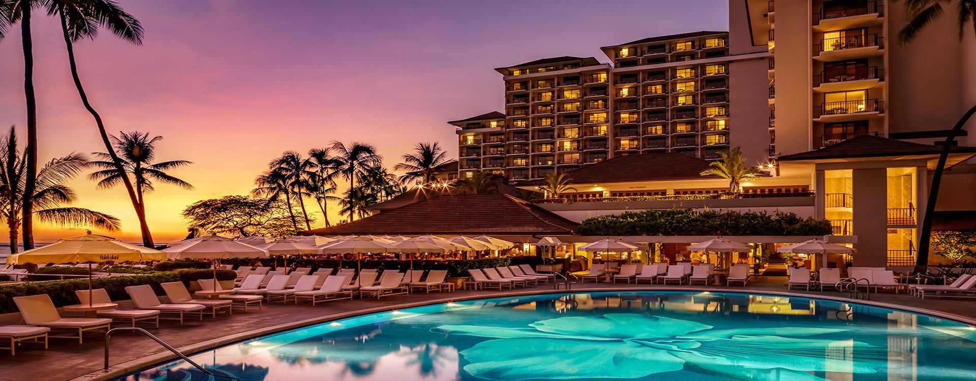 Hawai-I-Halekulani-Hotel-at-night