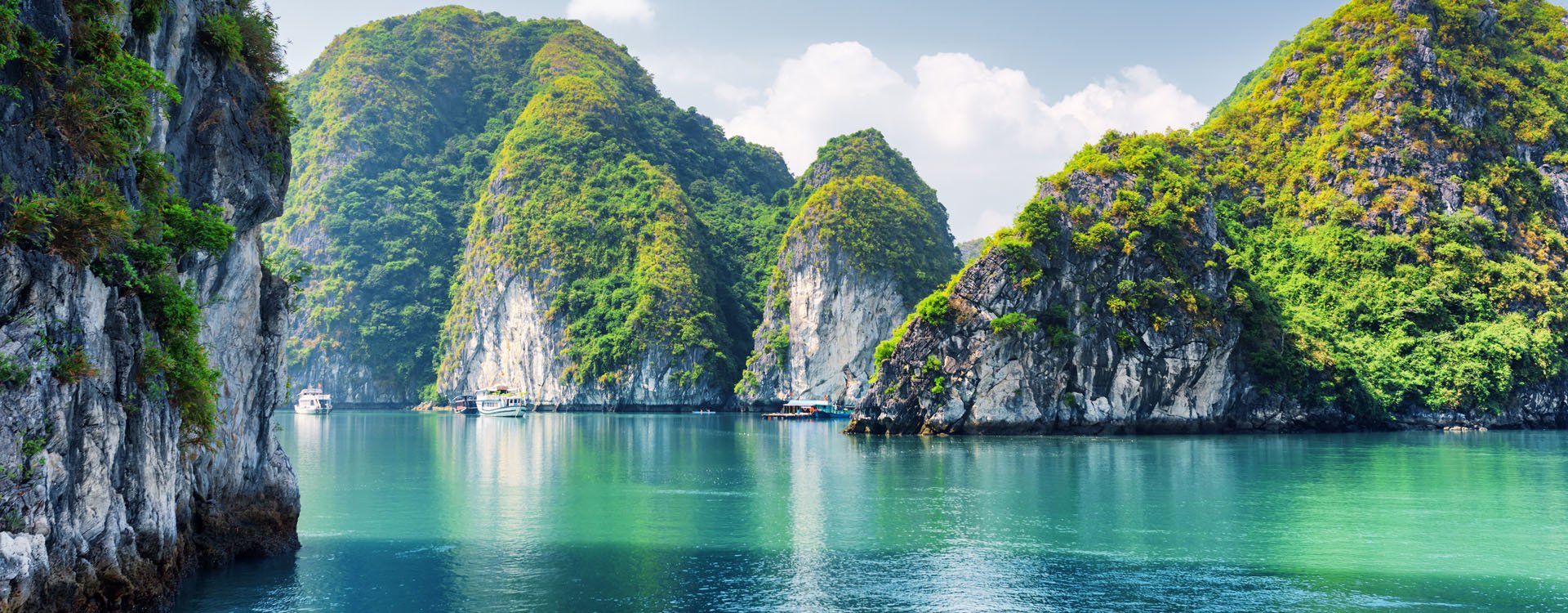 Beautiful azure water of lagoon in the Halong Bay, Vietnam (Descending Dragon Bay)