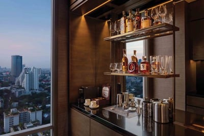 maxi bar in the thonburi suite at137 pillars bangkok