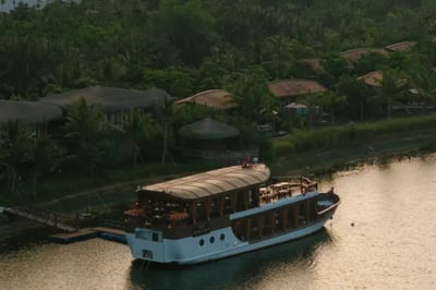 River cruise at Namia River Retreat