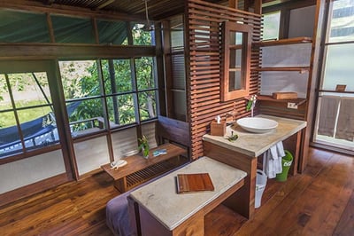 The bathroom at Jicaro Island Lodge