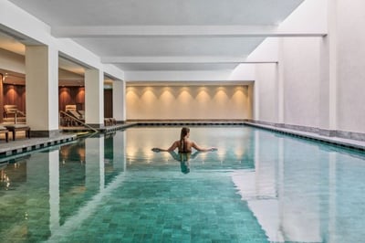 Lady swimming in an indoor swimming pool