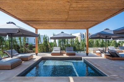 The kids pool with loungers