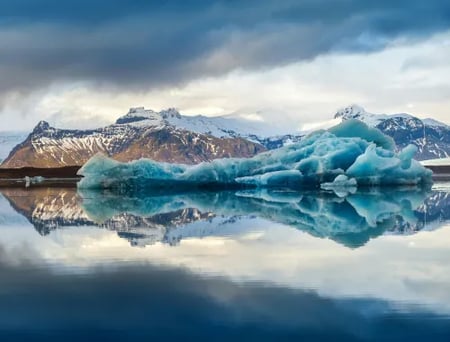 12 Total solar eclipse spotted over islands in the Arctic