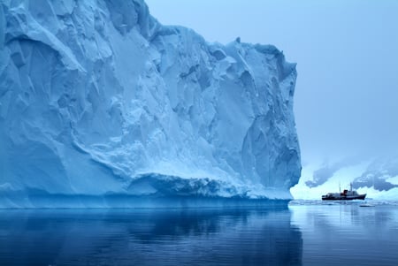 5,6 Beautiful snow-capped mountains against the blue sky in Antarctica