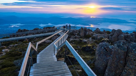 8 Mountain Cradlle National Park in Tasmania. Mirror reflections in peaceful still waters of lake Dove