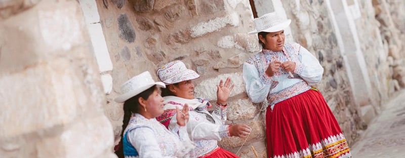 Peruvian women eating on the street