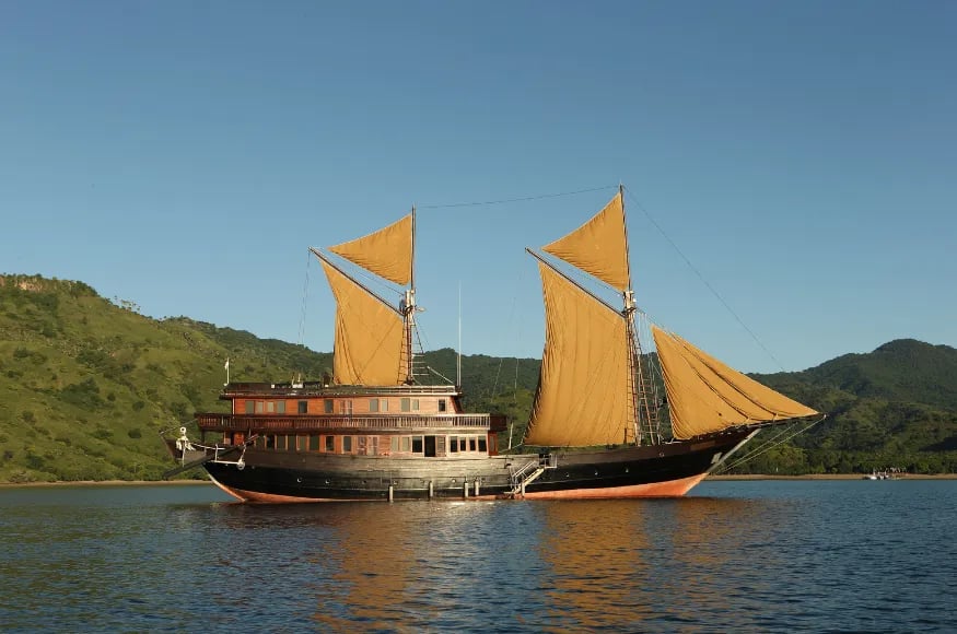 Alila Purnama luxury sailing in Indonesia